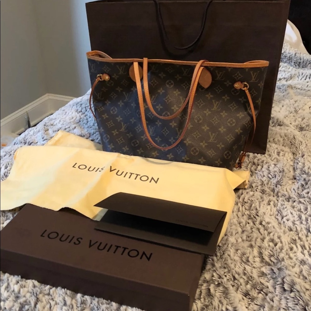Louis Vuitton mm never full *****sold ***